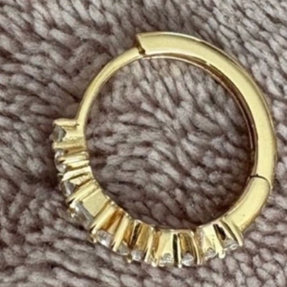 Astrid & Miyu CELESTIAL CRYSTAL 11.5MM HOOP IN GOLD - Picture 5 of 10